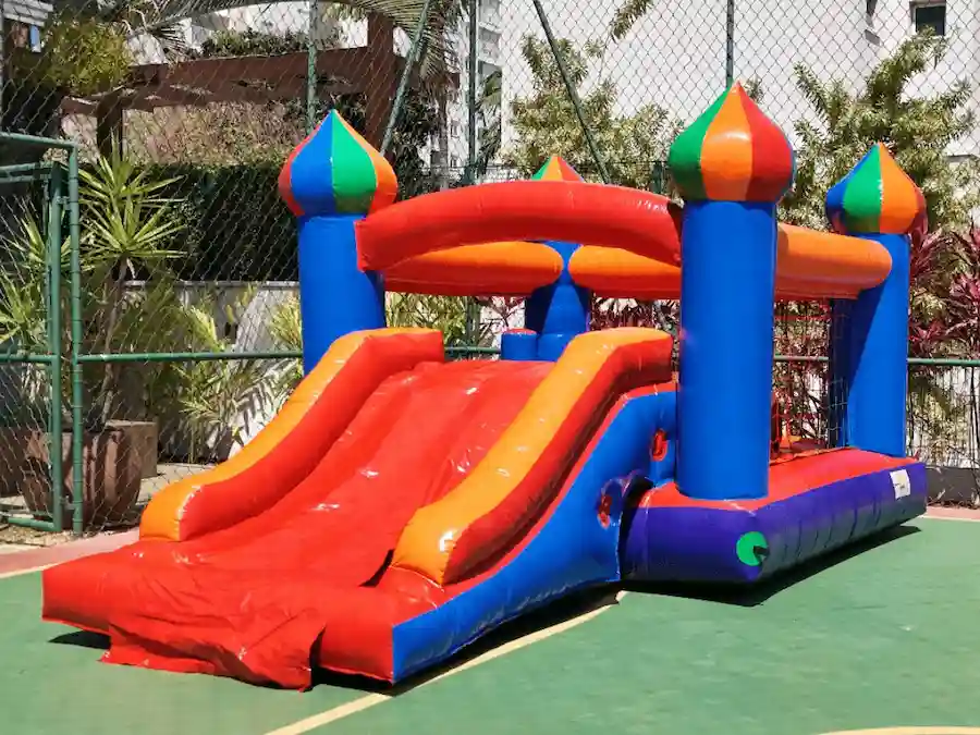 Castelinho com escorrega
